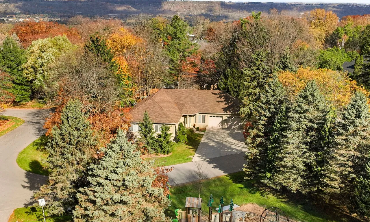 767 Alexander Rd, Hamilton, ON L9G 3E7