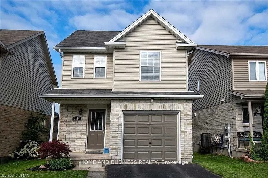 Detached living room at 1824 Bloom Cres London