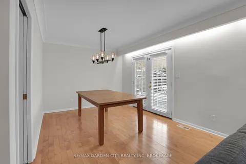 40 Governor&apos;s Rd, Grimsby, ON L3M 2Y4