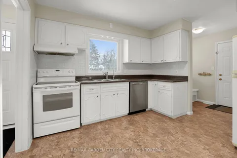 40 Governor&apos;s Rd, Grimsby, ON L3M 2Y4