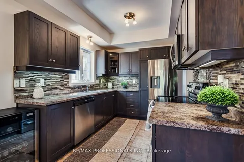 17 Palacebeach Tr, Hamilton, ON L8E 0B9