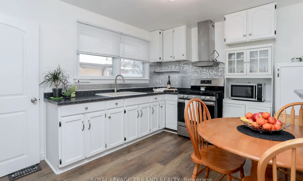 Detached living room at 468 Salisbury St London