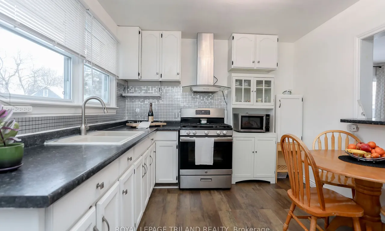 Detached kitchen at 468 Salisbury St London