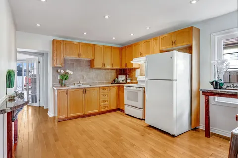 136 East 45th St, Hamilton, ON L8T 3K1