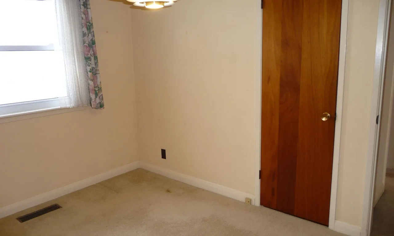 Detached living room at 198 Dawn Dr London