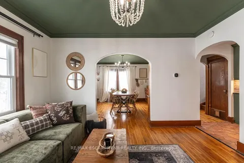 2 Highland Gdns, Welland, ON L3C 4R4