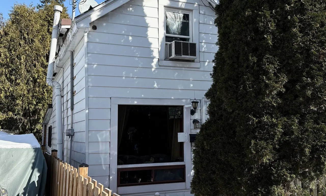 25 Edward St, Brockville, ON K6V 5K2