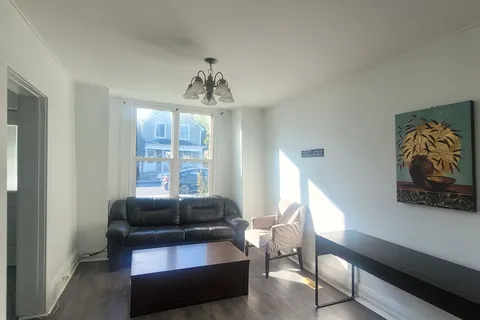 131 James St, Kingston, ON K7K 1Z5