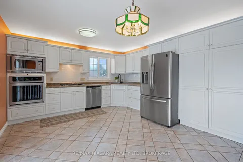9 1/2 Greenock Circ, St. Catharines, ON L2S 1B3