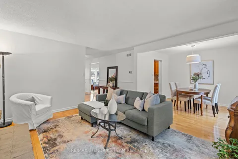 4 Knollwood Crt, Hamilton, ON L9H 3L5