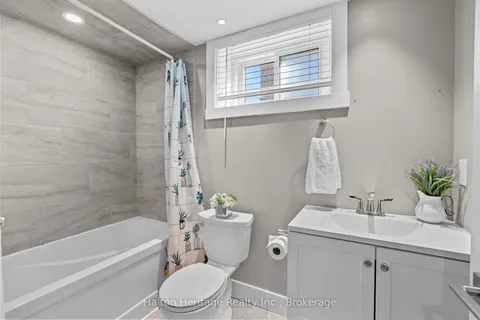 39 Wildewood Ave, Hamilton, ON L8T 1X4