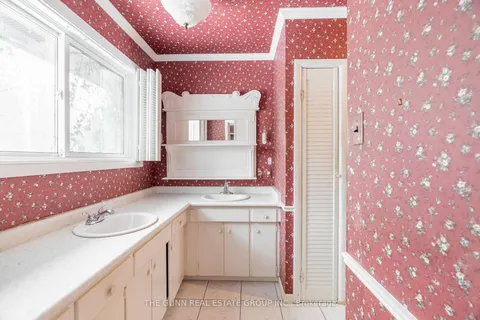 561 Middlewoods Dr, London, ON N6G 1W5