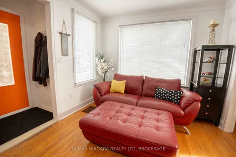 34 Durham Dr, St. Catharines, ON L2M 1C2