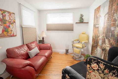 34 Durham Dr, St. Catharines, ON L2M 1C2