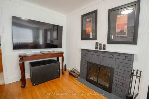 34 Durham Dr, St. Catharines, ON L2M 1C2