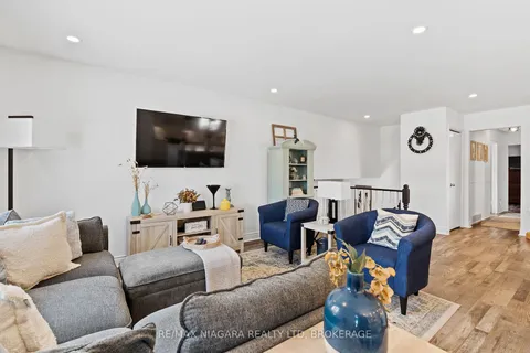 203 Gadsby Ave, Welland, ON L3C 6M2