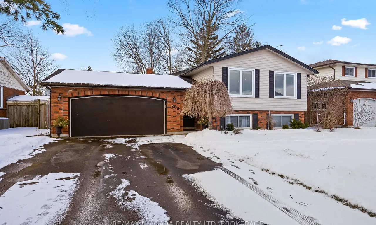 203 Gadsby Ave, Welland, ON L3C 6M2