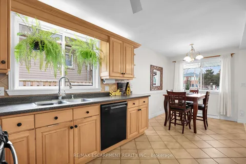 8 Lakeview Ave, Grimsby, ON L3M 3M1