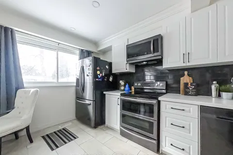 122 Hazelglen Dr, Kitchener, ON N2M 2E5