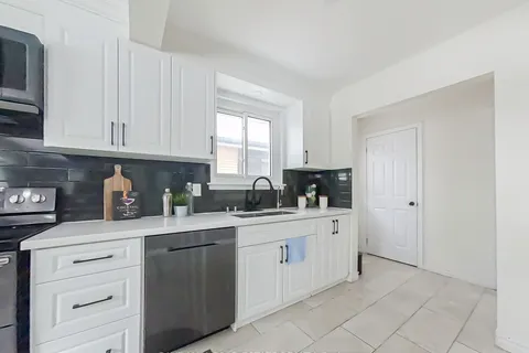 122 Hazelglen Dr, Kitchener, ON N2M 2E5