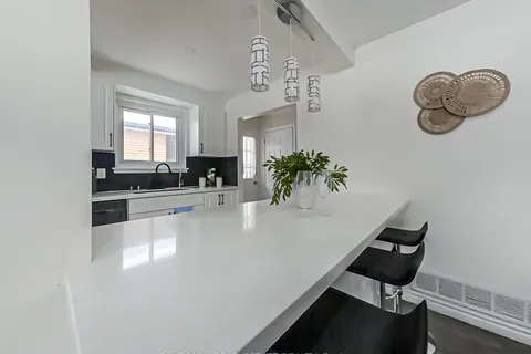 122 Hazelglen Dr, Kitchener, ON N2M 2E5