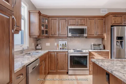 29 Autumn Grve, Quinte West, ON K8V 5P4