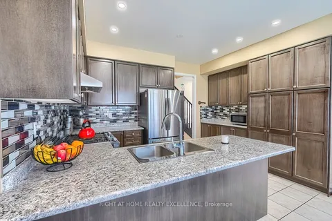 121 Esther Crescent, Thorold, ON L3B 0H1