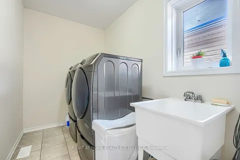 121 Esther Crescent, Thorold, ON L3B 0H1
