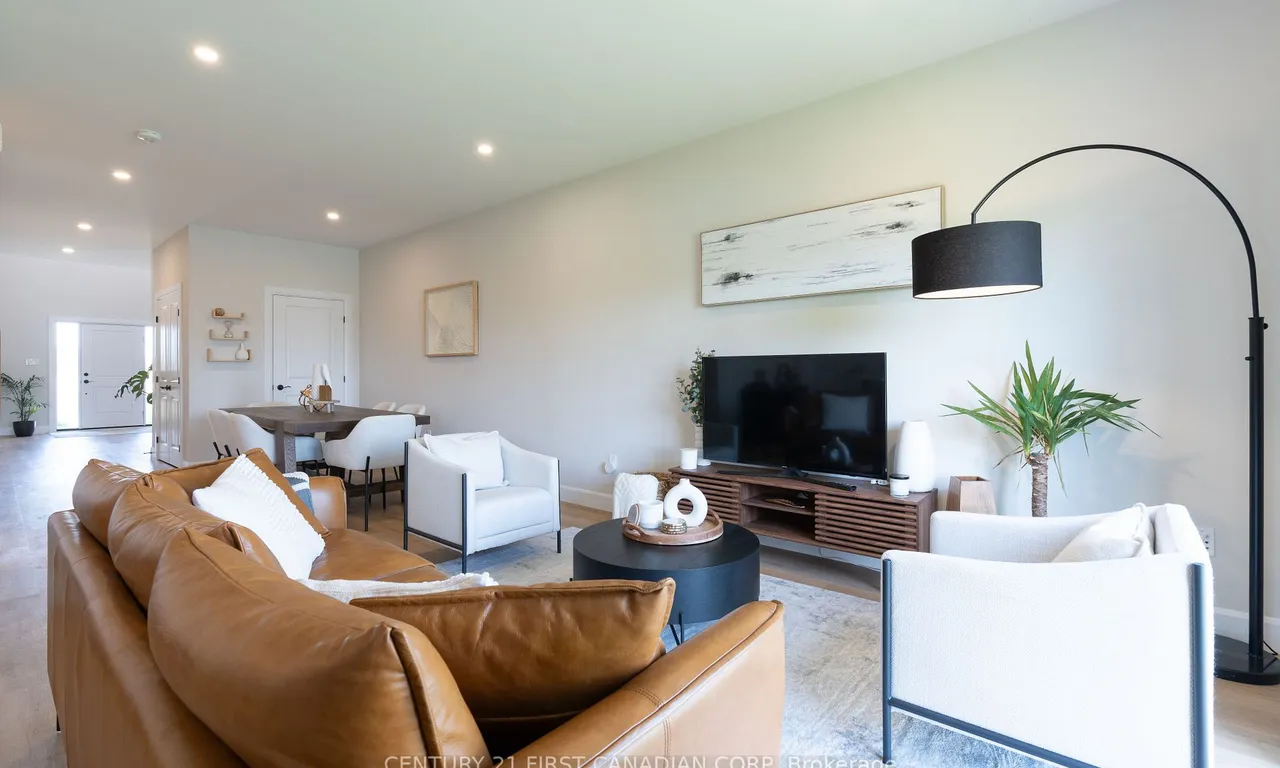 Att/Row/Twnhouse living room at 6795 Royal Magnolia Ave London