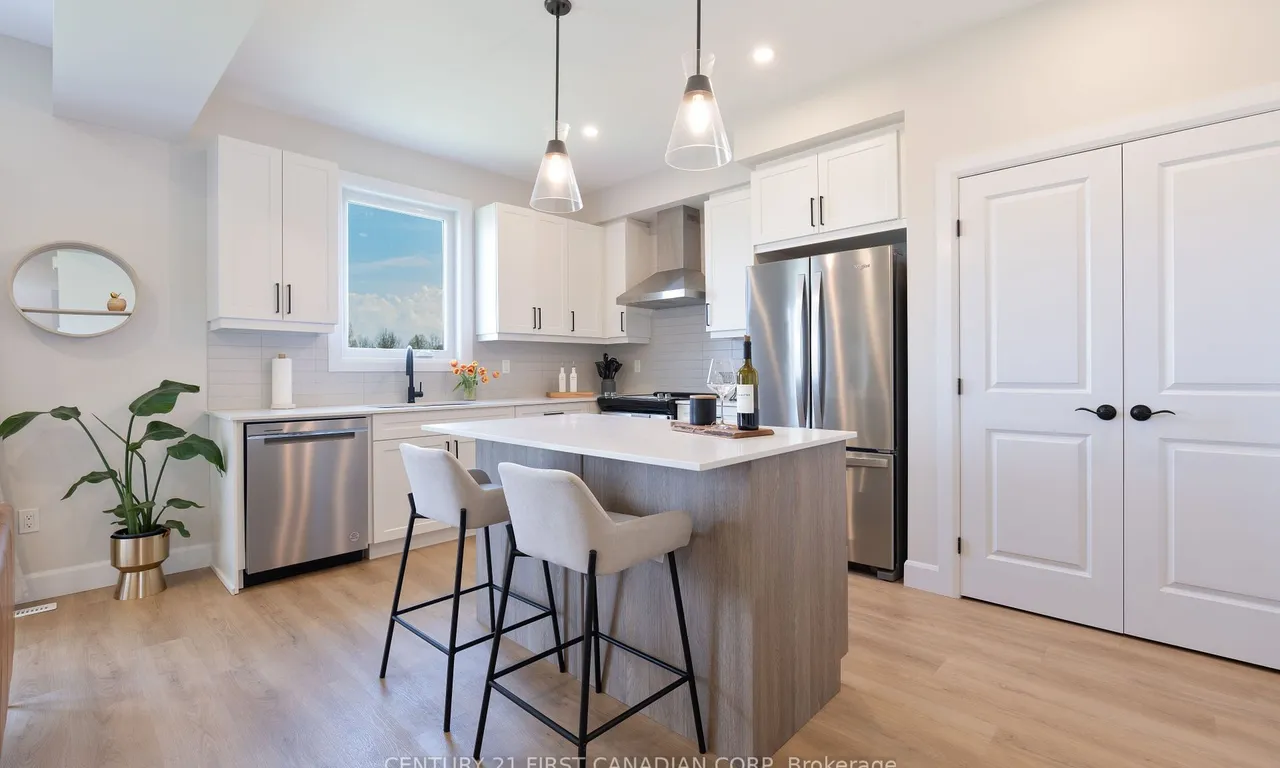 Att/Row/Twnhouse kitchen at 6795 Royal Magnolia Ave London