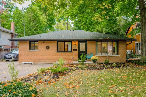 23 McDougall Rd, Waterloo, ON N2L 2W4