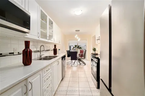 524 Paine Ave, Kanata, ON K2S 1B9