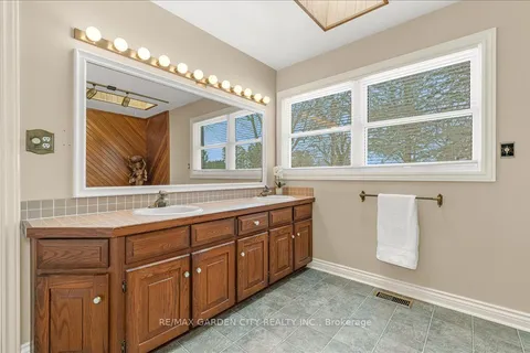 34 Acredale Dr, Hamilton, ON L0R 1H2