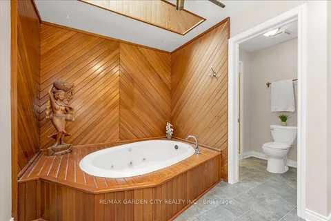 34 Acredale Dr, Hamilton, ON L0R 1H2