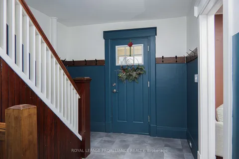 36 Henry St, Belleville, ON K8P 1N2