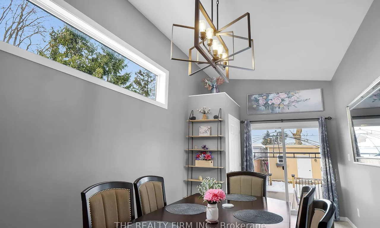 Detached living room at 60 Langarth St London