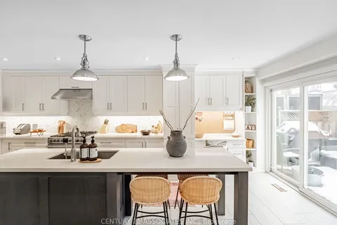 137 Cove Cres, Hamilton, ON L8E 5A1