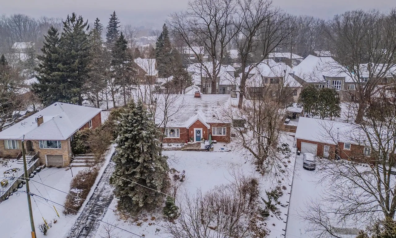 15 Mayfair Ave, Hamilton, ON L9H 3K5