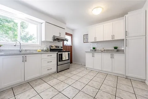 526 Glen Forrest Blvd, Waterloo, ON N2L 4J1
