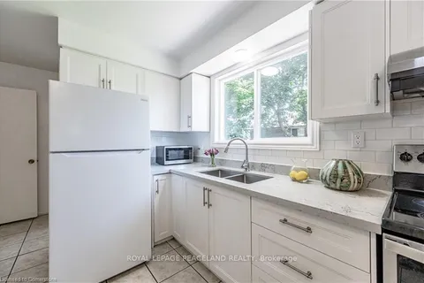 526 Glen Forrest Blvd, Waterloo, ON N2L 4J1