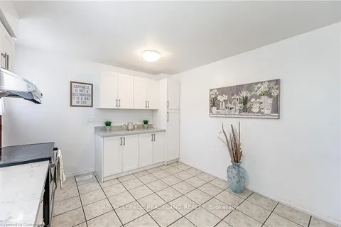 526 Glen Forrest Blvd, Waterloo, ON N2L 4J1