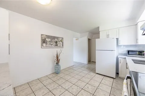 526 Glen Forrest Blvd, Waterloo, ON N2L 4J1