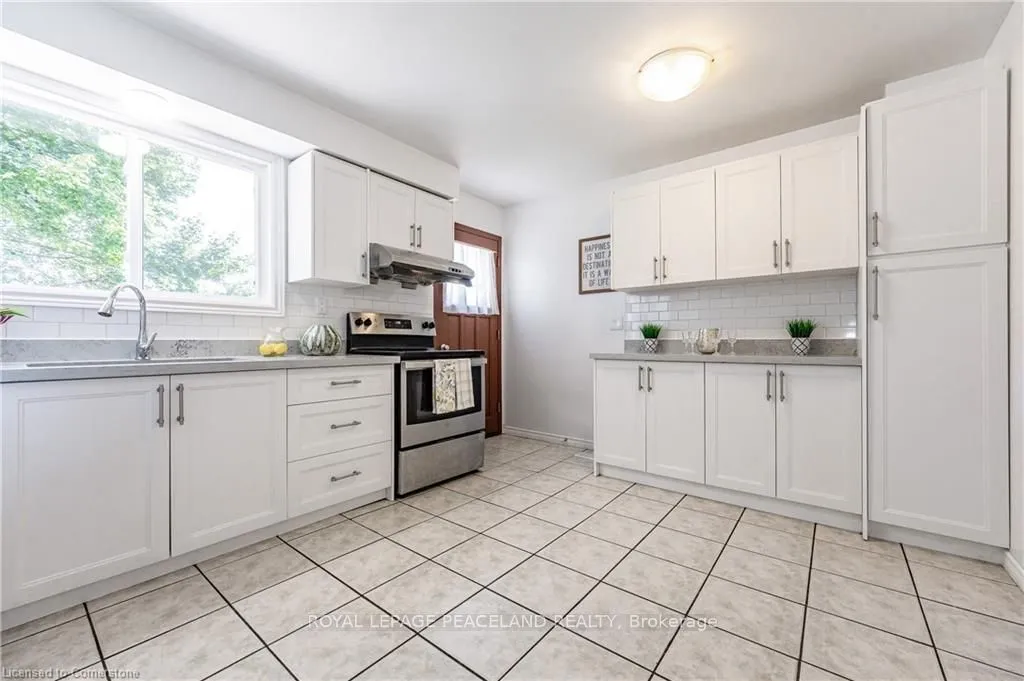 526 Glen Forrest Blvd, Waterloo, ON N2L 4J1