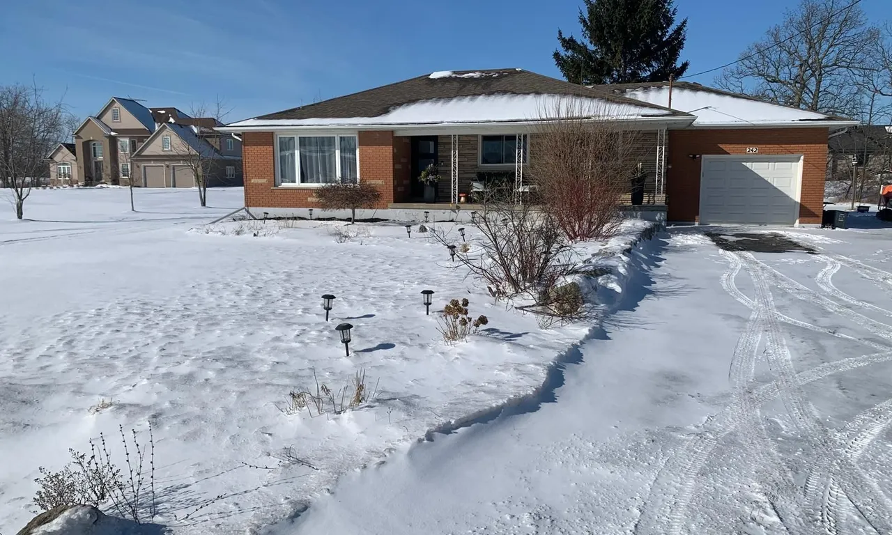 242 Mountain Rd, Grimsby, ON L3M 4E7