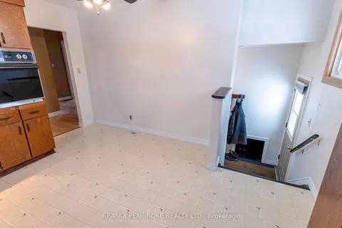 667 Roy St, Laurentian Valley, ON K8A 6S4
