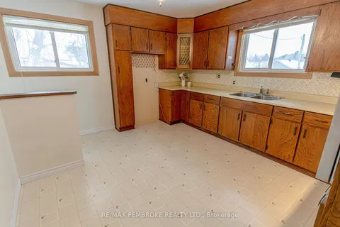 667 Roy St, Laurentian Valley, ON K8A 6S4