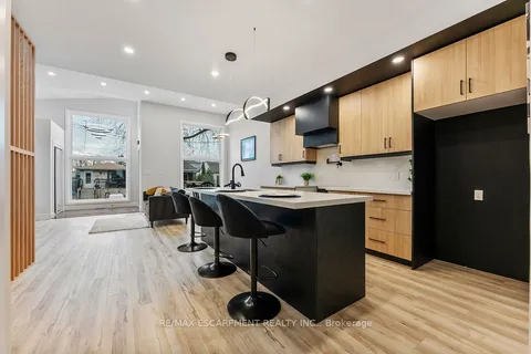 209 Grenfell St, Hamilton, ON L8H 3J6