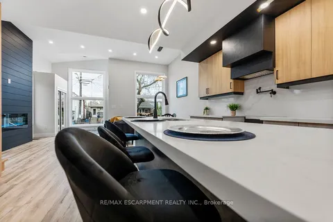 209 Grenfell St, Hamilton, ON L8H 3J6