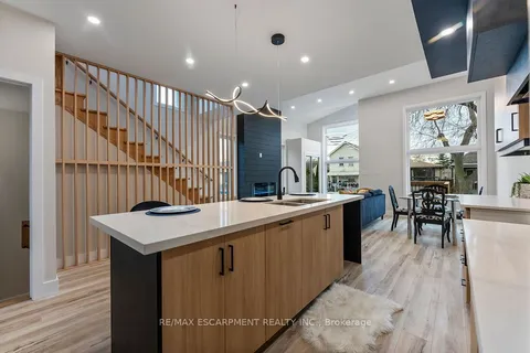 209 Grenfell St, Hamilton, ON L8H 3J6