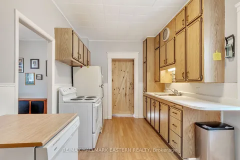 771 Lock St, Peterborough, ON K9J 2Z5